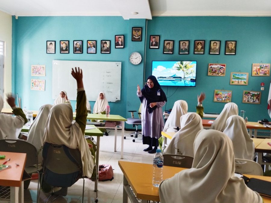 Kelas STEAM interaktif dengan guru dan siswa aktif di Indonesia