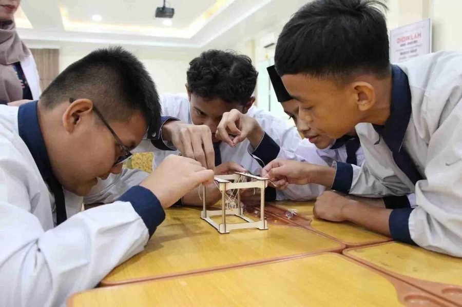 Siswa SMP mengerjakan proyek rekayasa hands-on bersama mentor