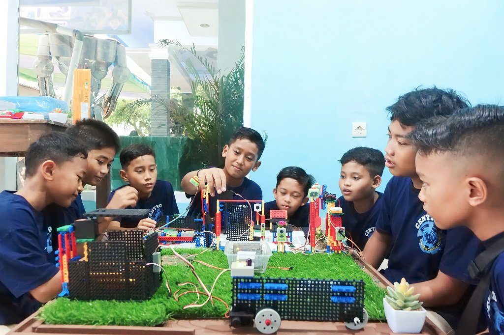 Peserta Steam Camp Robotika belajar merakit dan memprogram robot bersama di kelas STEAM Indonesia