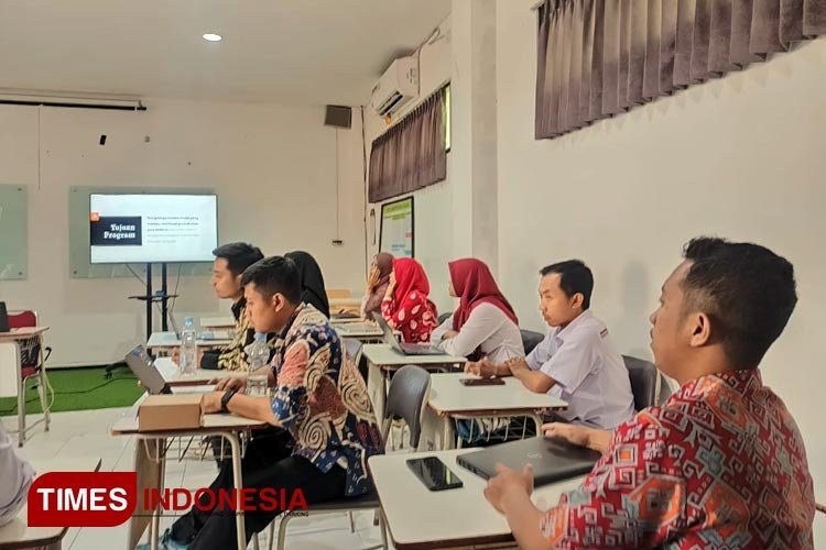 Sesi pelatihan guru dan tenaga pendidik mitra sekolah Steam Foundation